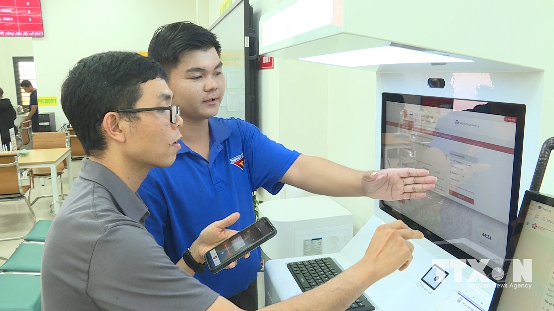 Cùng với công nghệ là các đội hình “Mùa hè số”, “Đại sứ số”, Tổ xung kích chuyển đổi số trực tiếp hướng dẫn những trường hợp chưa quen thao tác. (Ảnh: Hữu Duyên/TTXVN)
